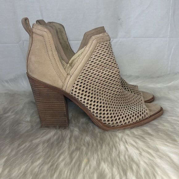 Vince Camuto Womens Kensa Peep Toe Perforated Ankle Bootie  Vince Camuto Kensa Split Shaft Peep Toe Booties‎ Sz 8